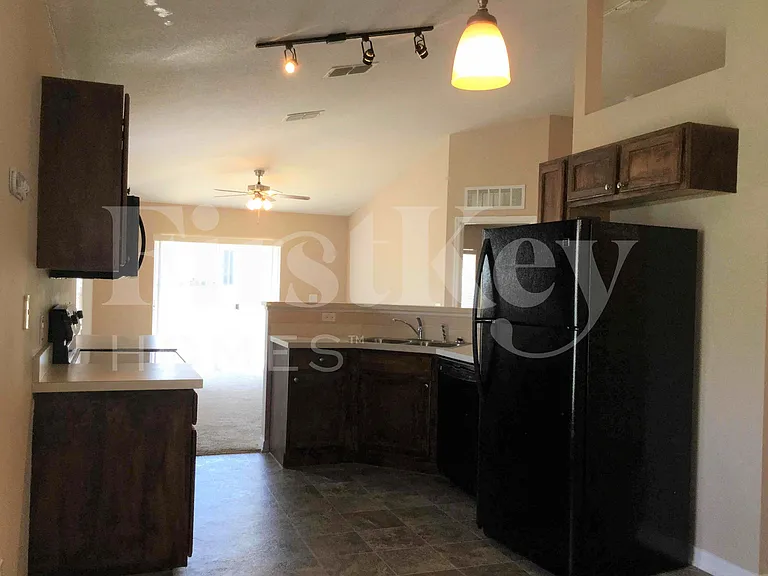 425 Hammerstone Ave — Photo 9