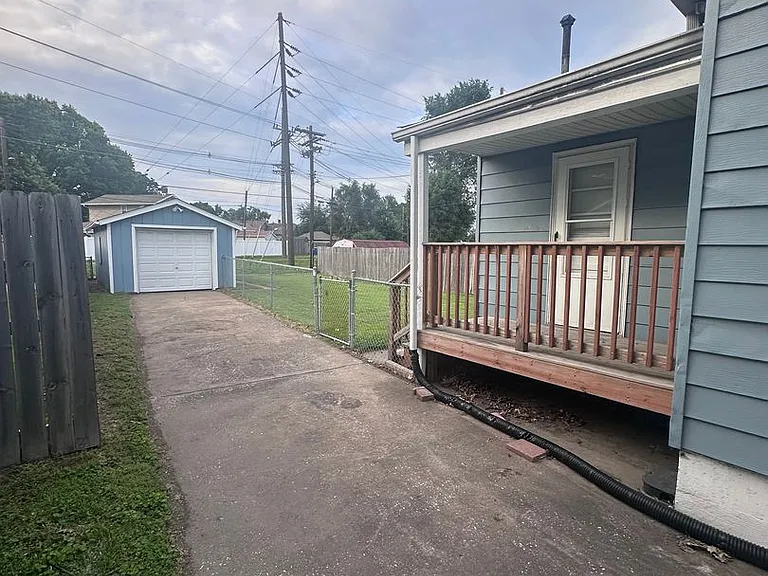 2415 Jerden Ave — Photo 3