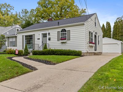 1124 San Jose Dr SE, East Grand Rapids, MI, 49506