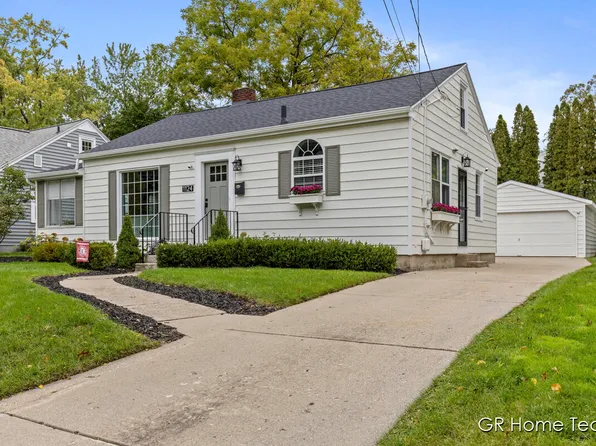 1124 San Jose Dr SE, East Grand Rapids, MI 49506