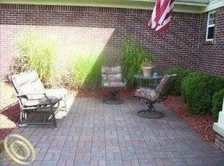 619 Kent Ln, White Lake, MI