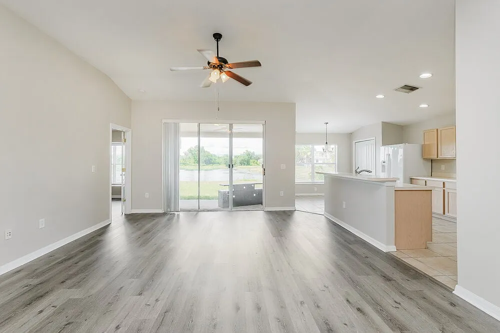 4 bed, 2.0 bath, 2034 sqft, $2,560 — Photo 4