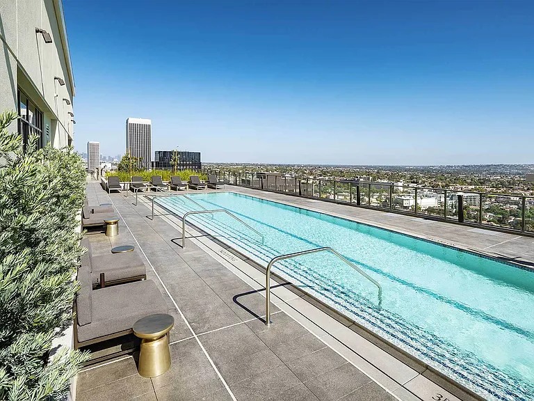 Vision on Wilshire — Photo 4