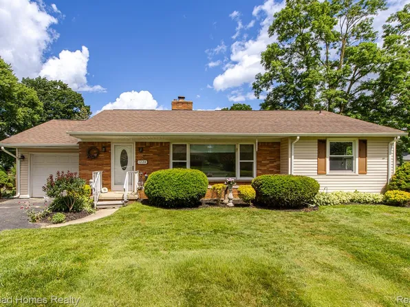 1224 Hira St, Waterford, MI 48328