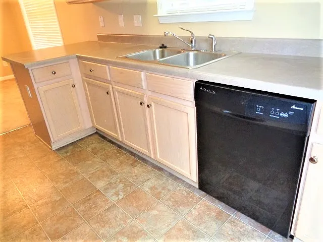 7072 Parkbrook Ln — Photo 3