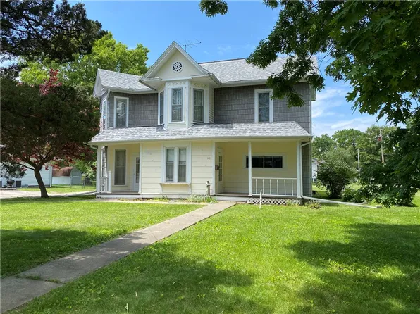 902 1st St, Charleston, IL 61920