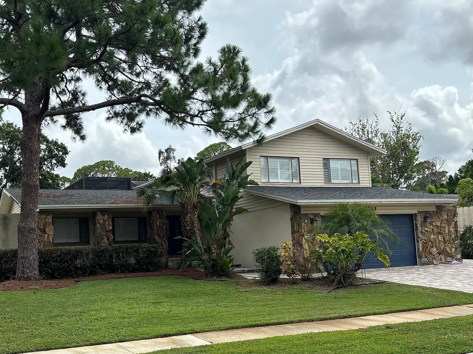 4 bed, 2347 sqft, $5,250 — Photo 2