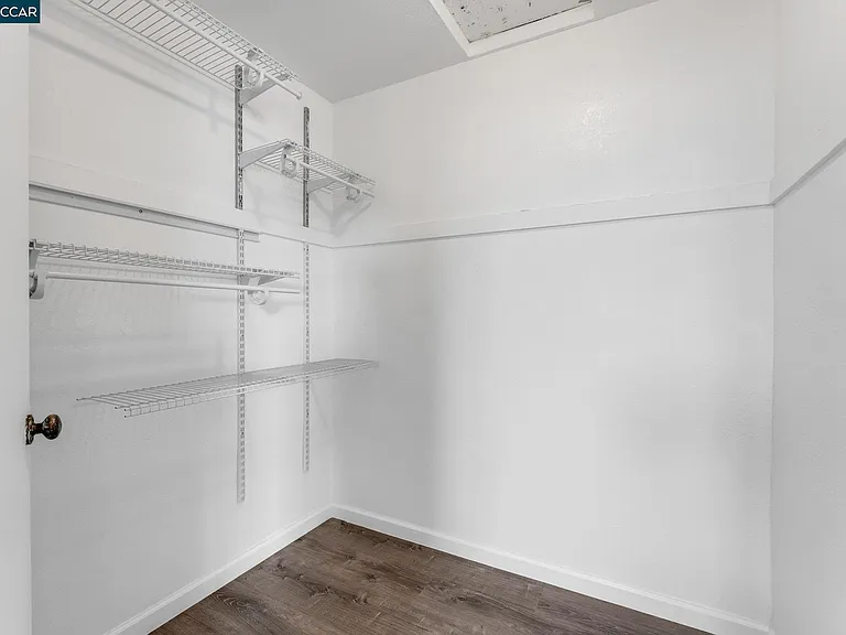 392 Bayview Cir — Photo 18