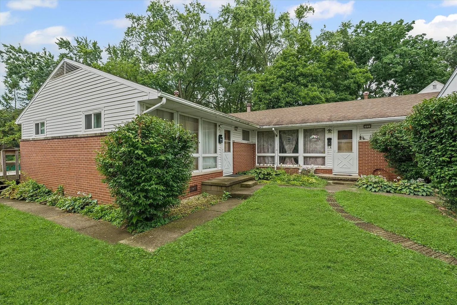 703 W Green St photo 1