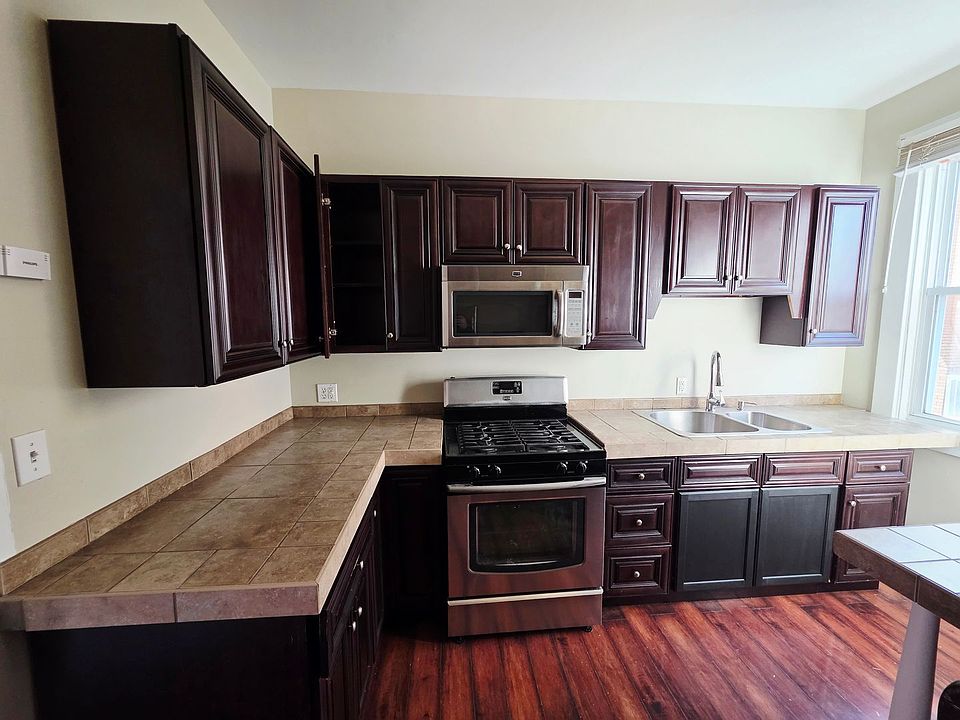 1st image of 20 Walnut St Floor 1