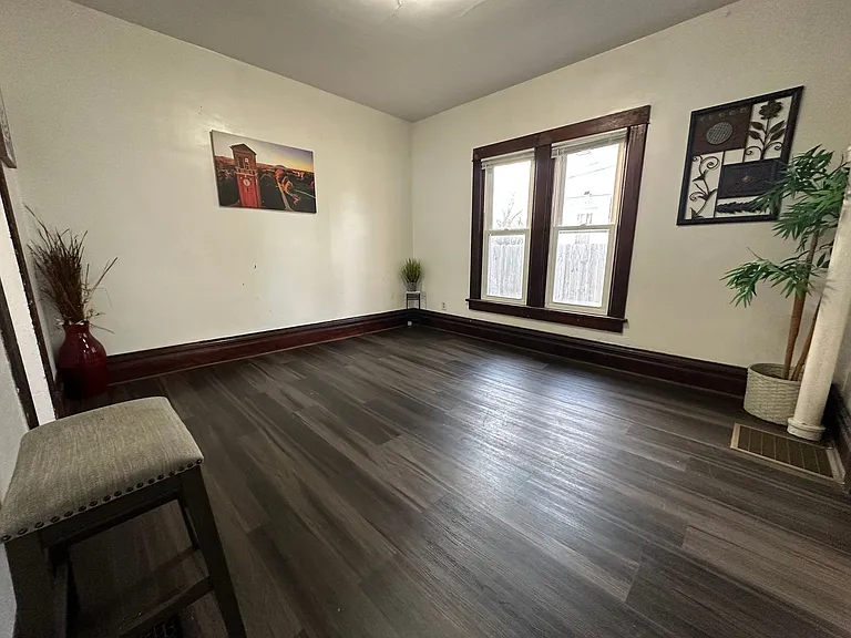 1027 Lincoln St — Photo 9