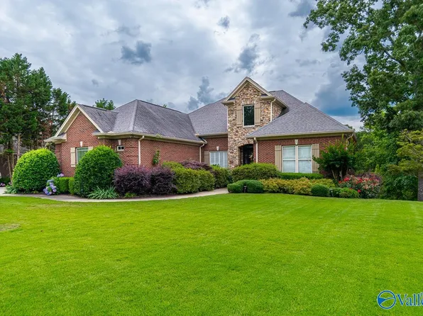 1077 Heritage Dr, Guntersville, AL 35976