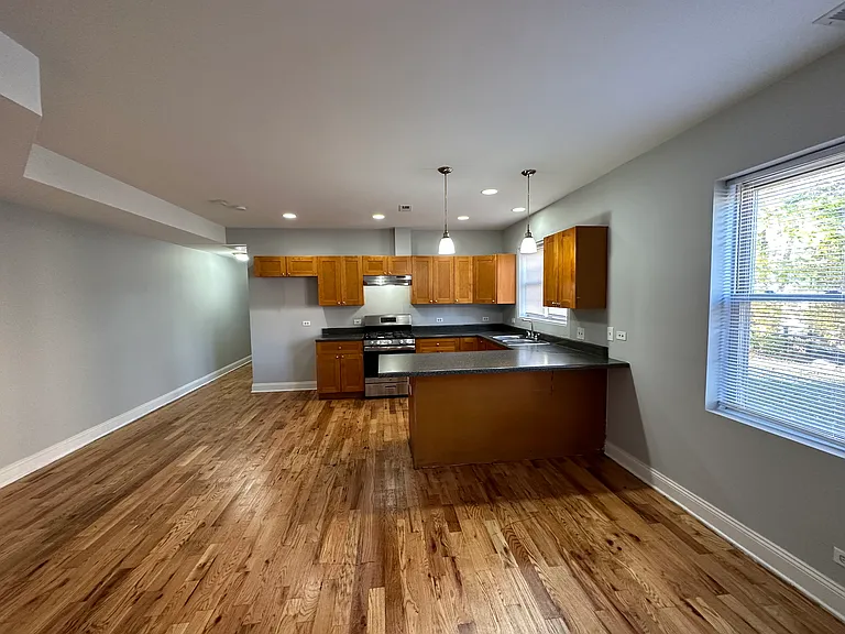 5728 S Prairie Ave — Photo 3