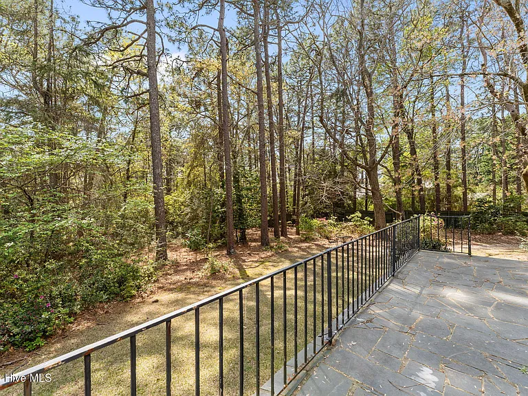 225 Arbutus Rd — Photo 44