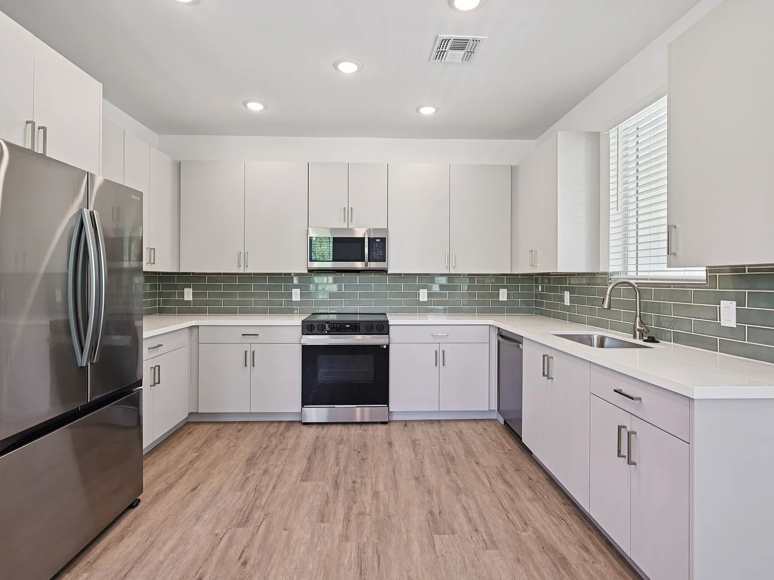 3 bed, 2.5 bath, 1590 sqft, $2,385 — Photo 2