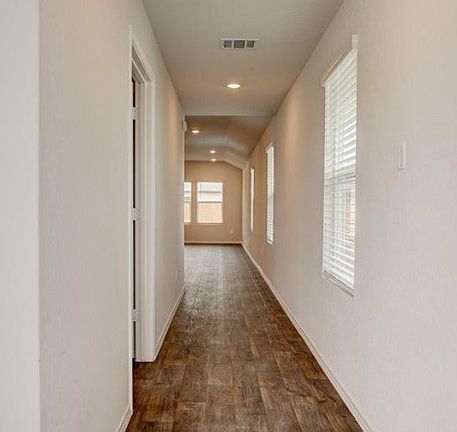 3rd image of 121 Roanwood Dr