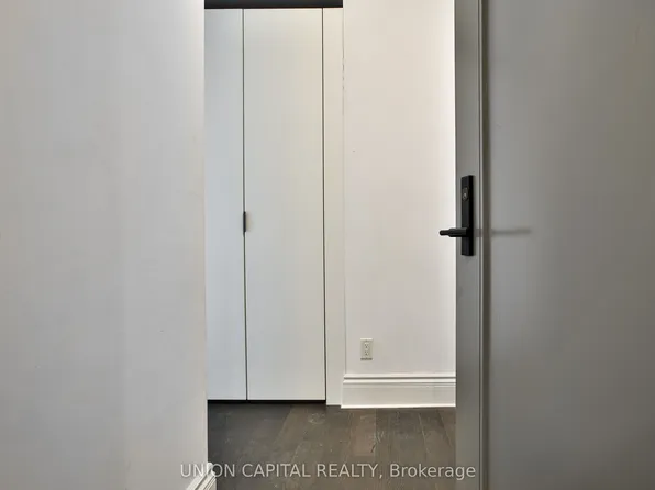 128 Pears Ave #401, Toronto, ON M5R 0A9