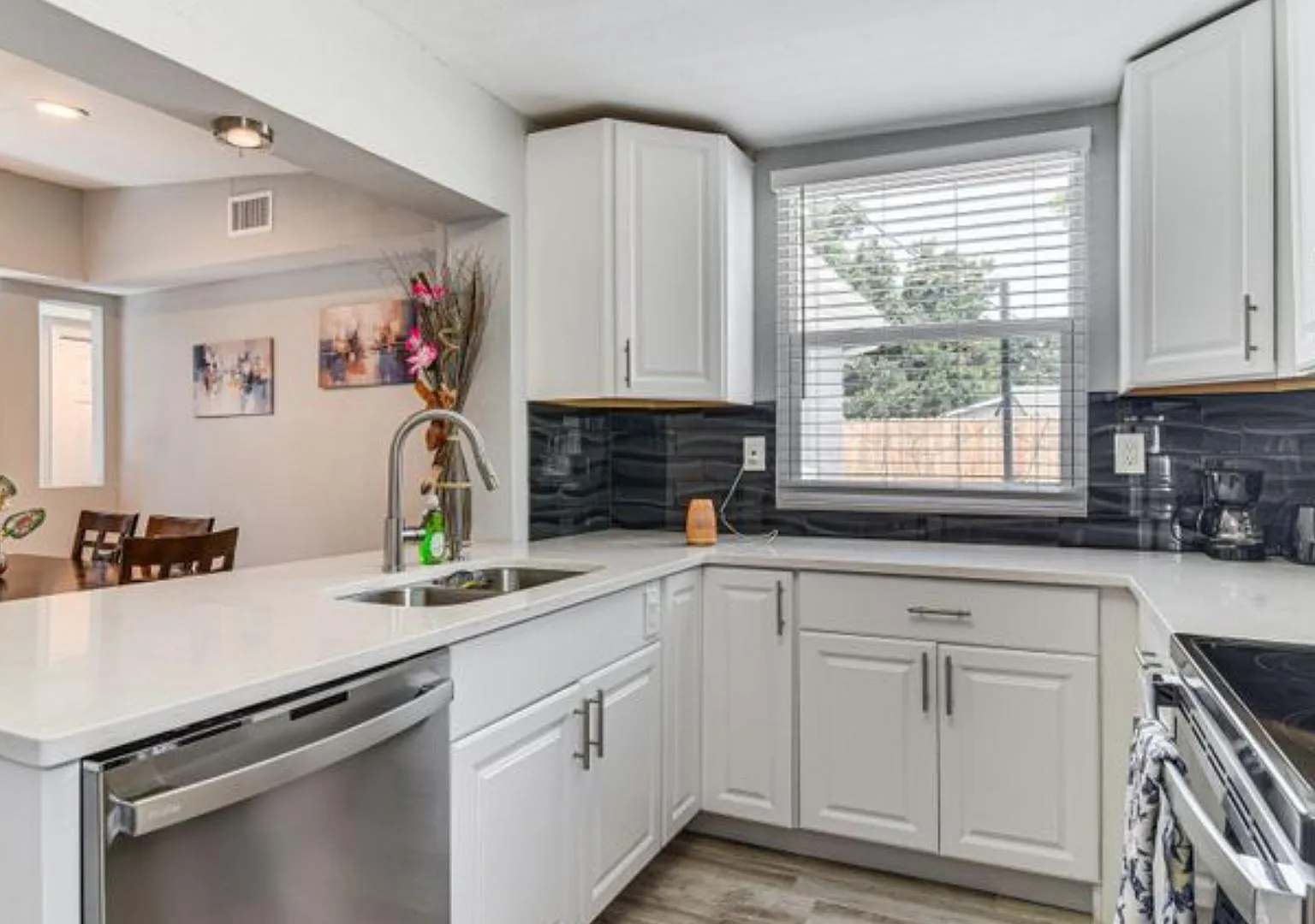4 bed, 3.0 bath, 1372 sqft, $957 — Photo 3