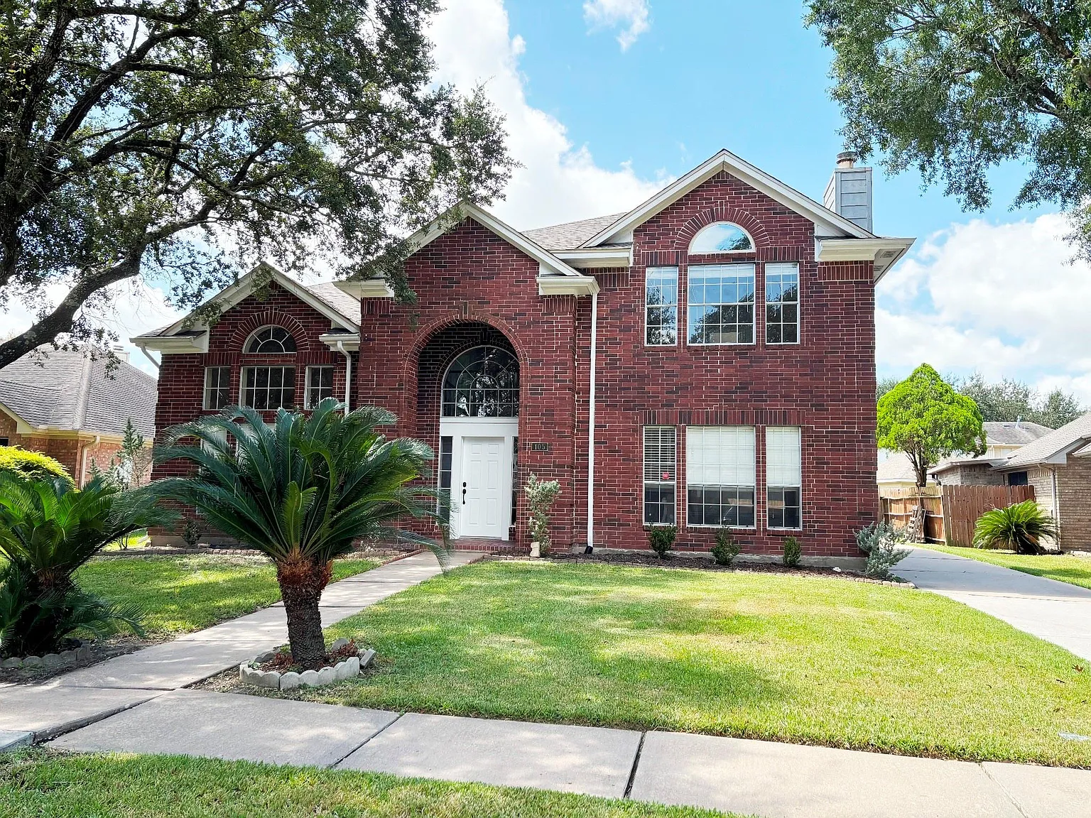 3 bed, 2.5 bath, 2358 sqft, $2,350 — Photo 3