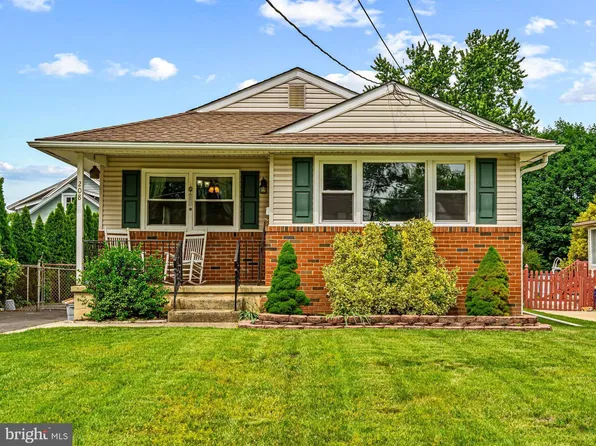 208 N Warwick Rd, Magnolia, NJ 08049