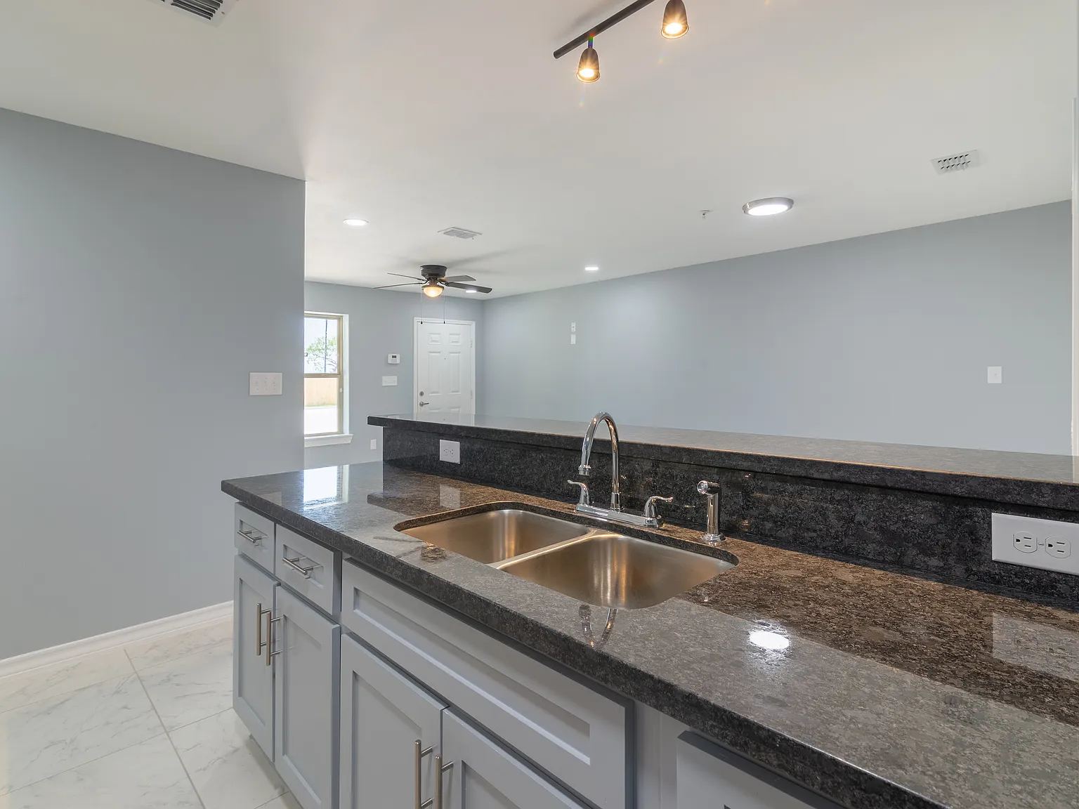 2 bed, 1100 sqft, $1,300 — Photo 3