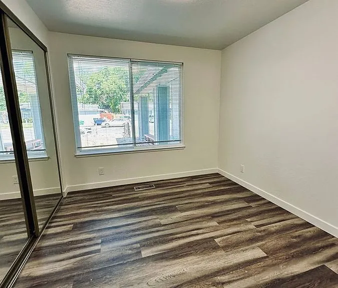 1055 Pinewood Dr — Photo 8