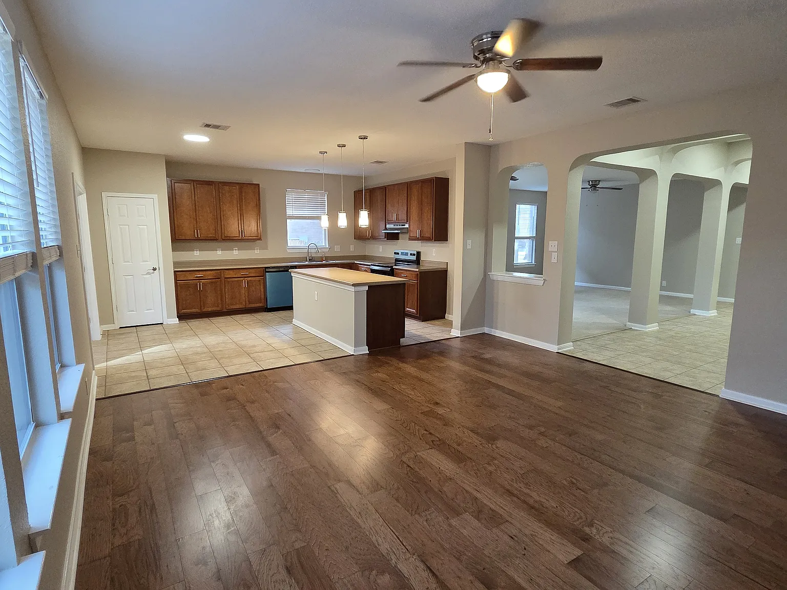 3 bed, 2410 sqft, $2,500 — Photo 4