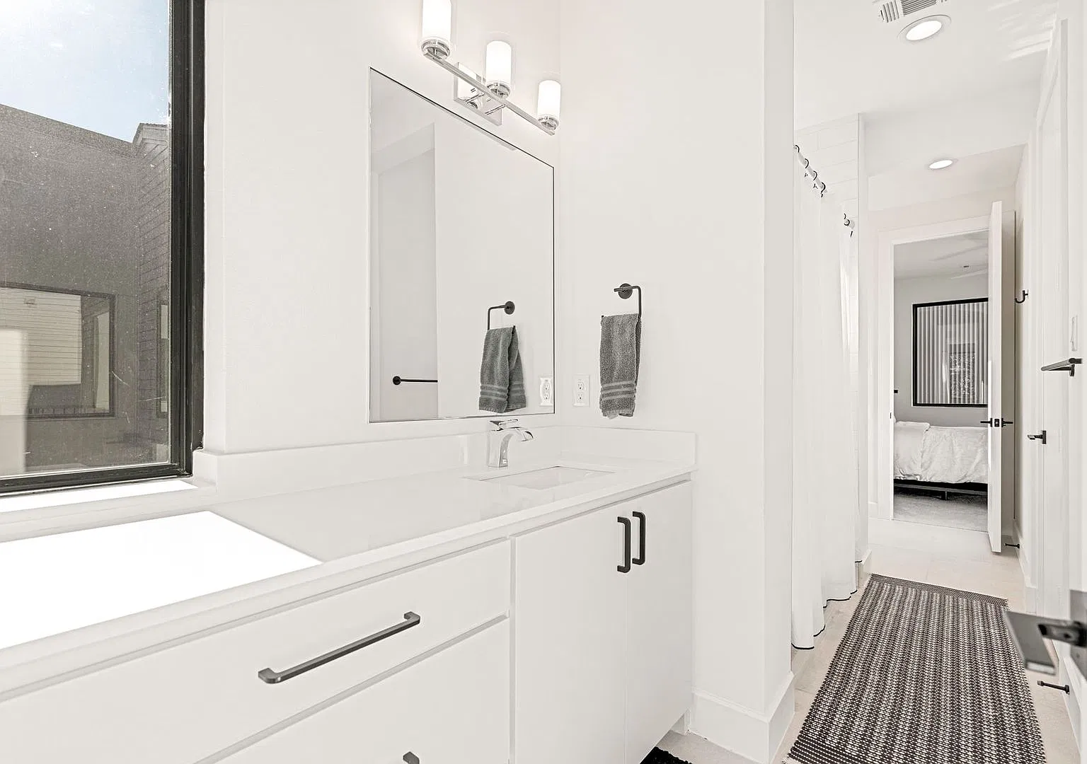 Designer East Village Home with Private Office and Yard — Photo 4