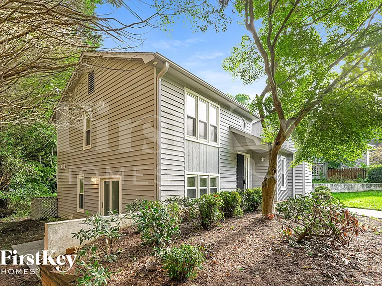 137 Carrisbrooke Ln — Photo 2