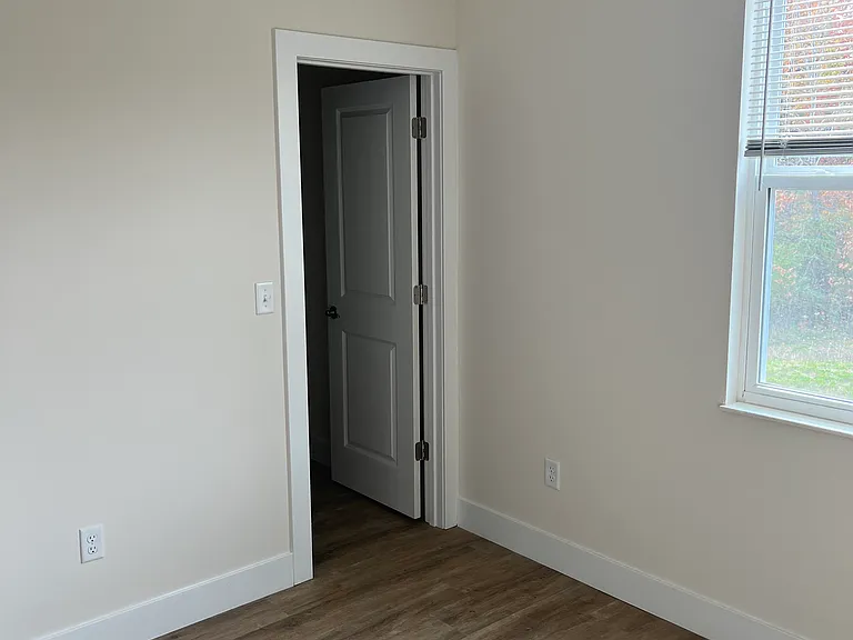 409 Court Yard Ln — Photo 21