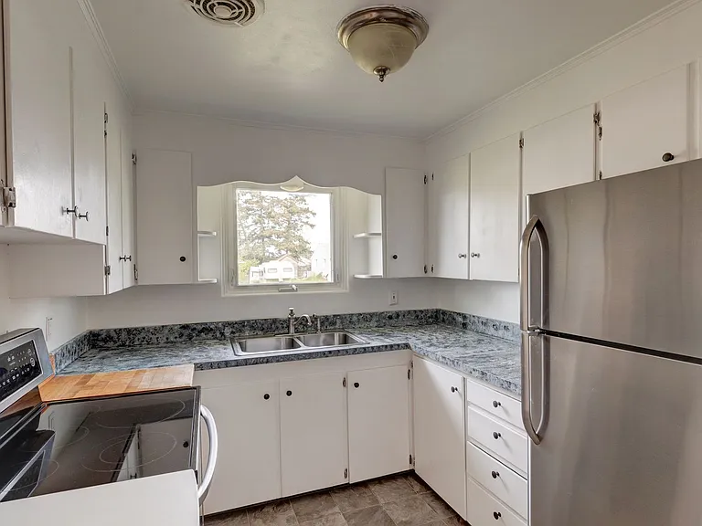 346 SE Quaker St — Photo 2