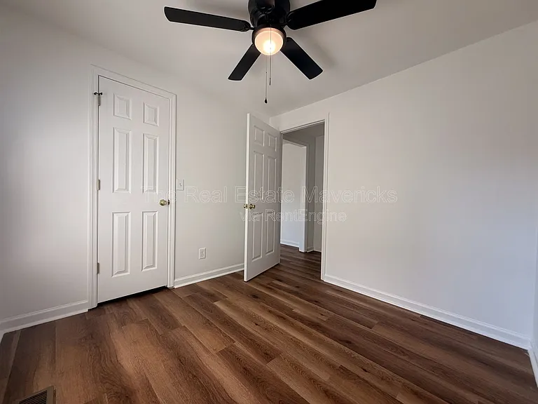 1080 E Elmwood Dr — Photo 6