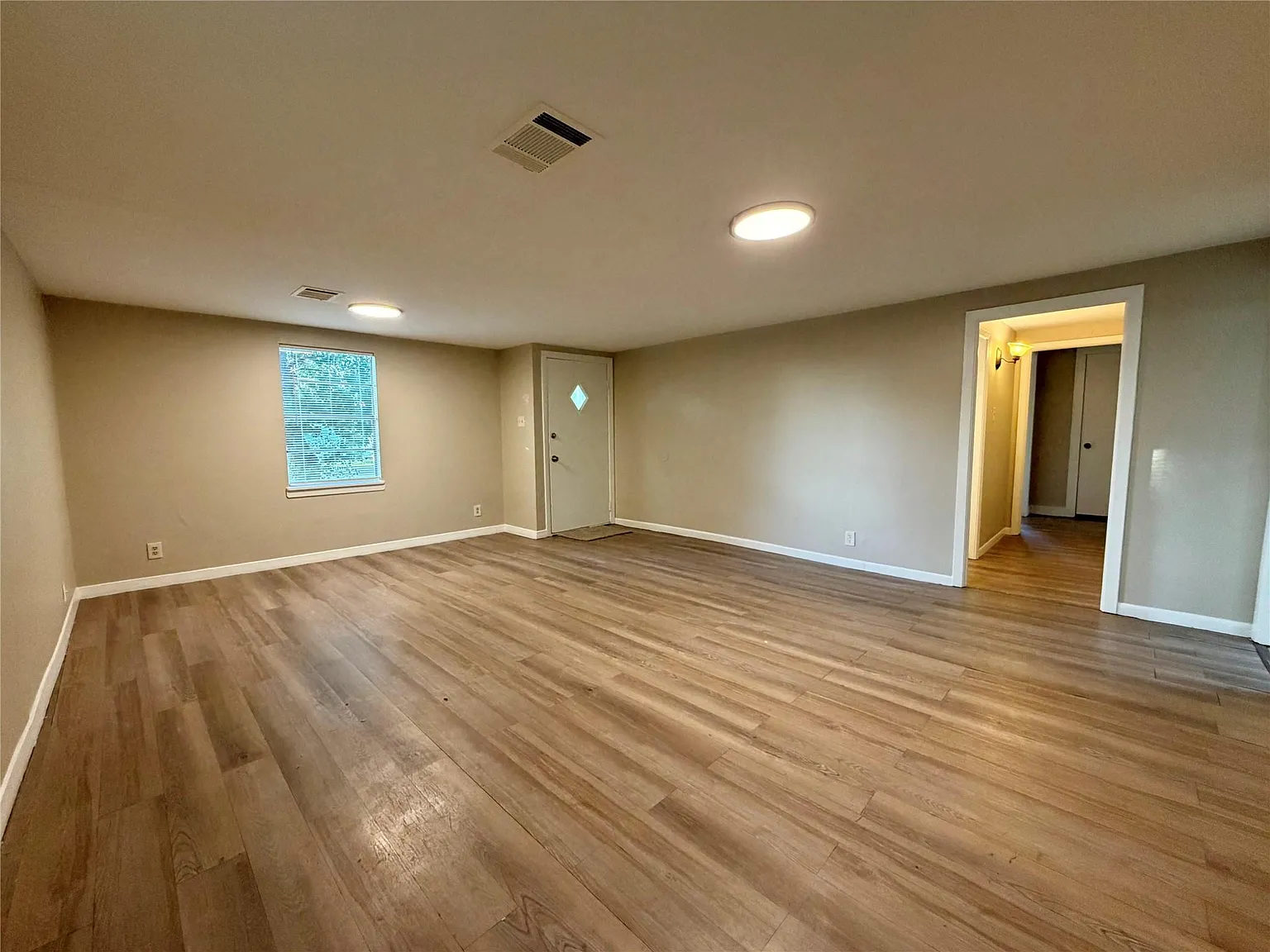 3 bed, 1.0 bath, 1335 sqft, $1,400 — Photo 3