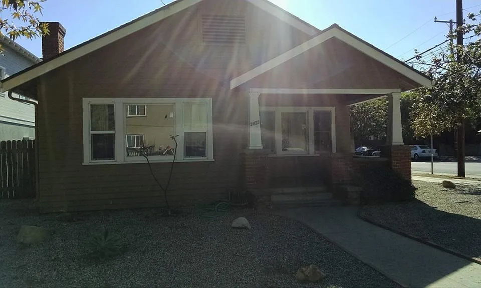 Water-saving gravel front yard