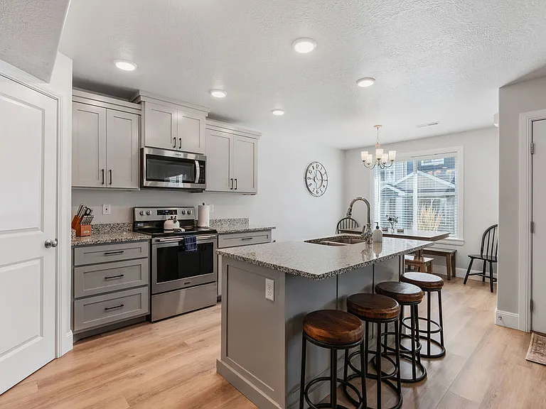 231 W Seasons Ln — Photo 3