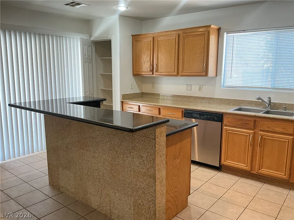 4 bed, 3.0 bath, 2320 sqft, $2,145 — Photo 4