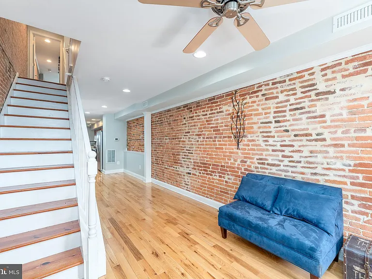 1825 Light St — Photo 2