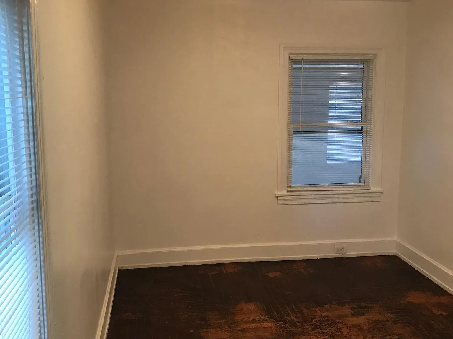 1102 E Elm St — Photo 2
