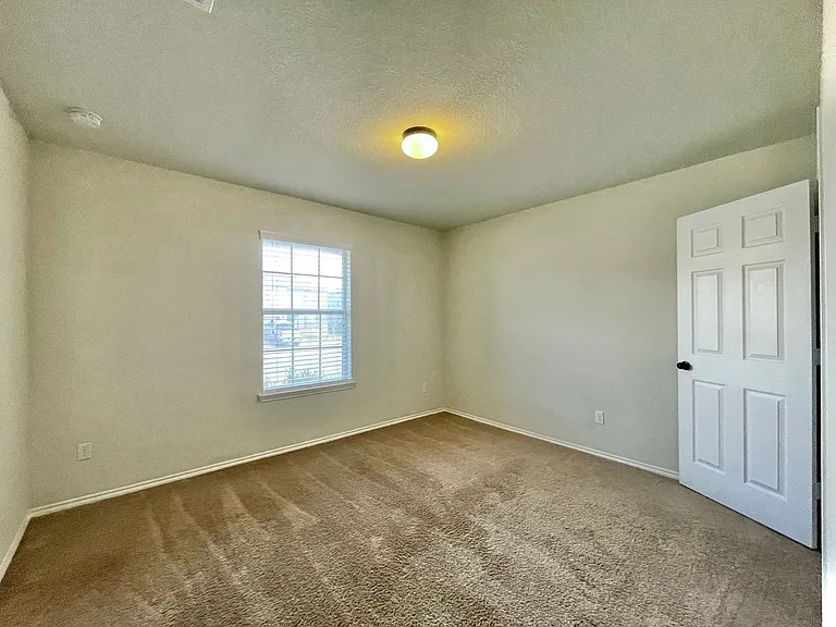 304 W Orion Dr — Photo 2