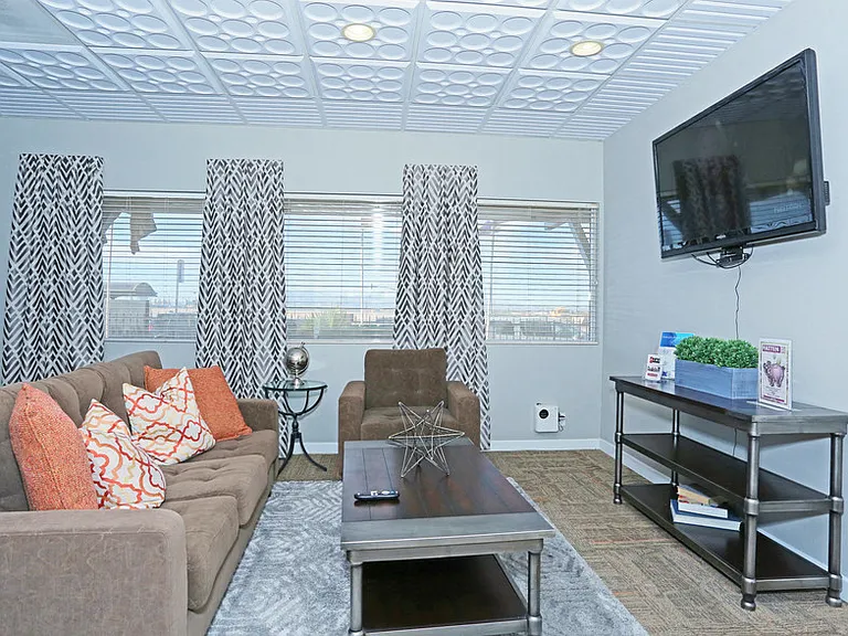 Sunset Pointe Apartments — Photo 12