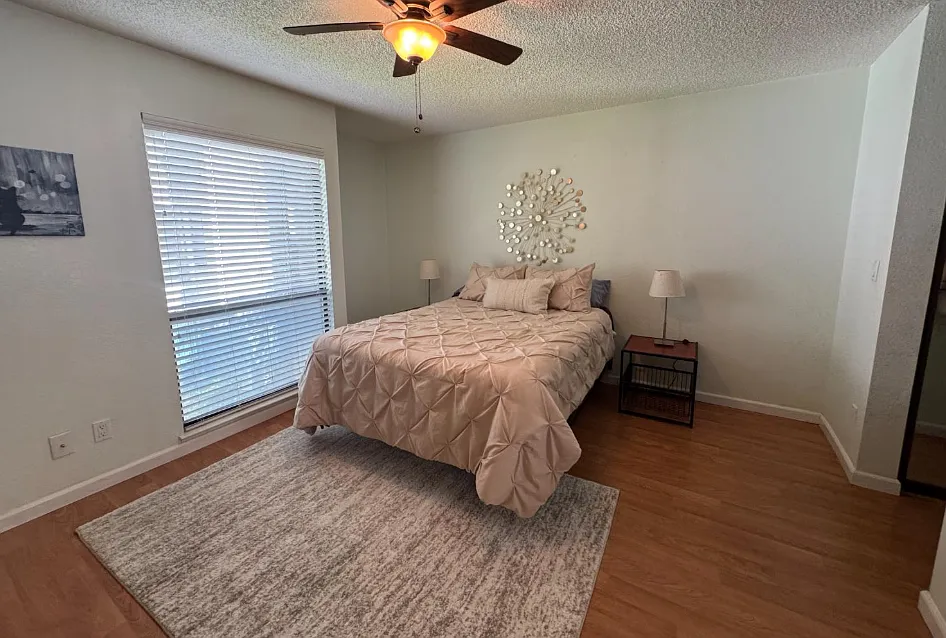 2 bed, 956 sqft, $2,200 — Photo 2
