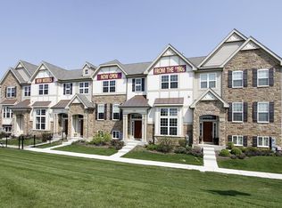 323 Saunders Cir, Carol Stream, IL 60188