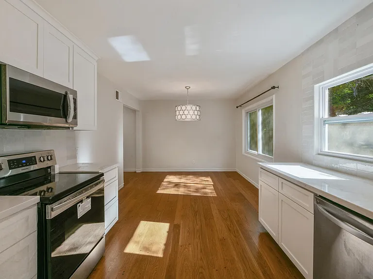 925 Hawthorn Dr — Photo 9