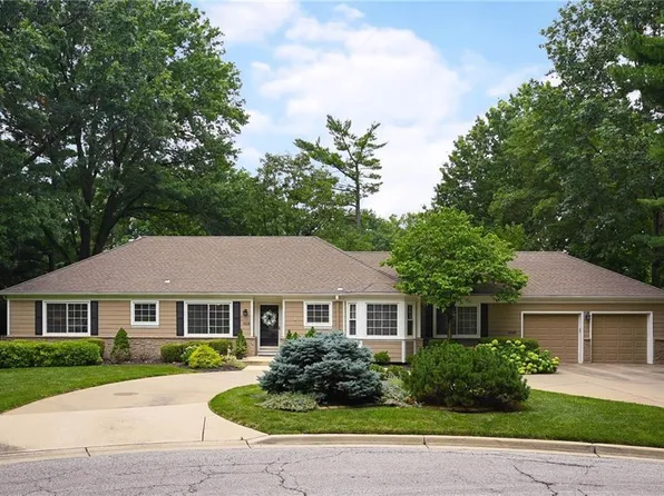 9218 Cherokee Pl, Leawood, KS 66206