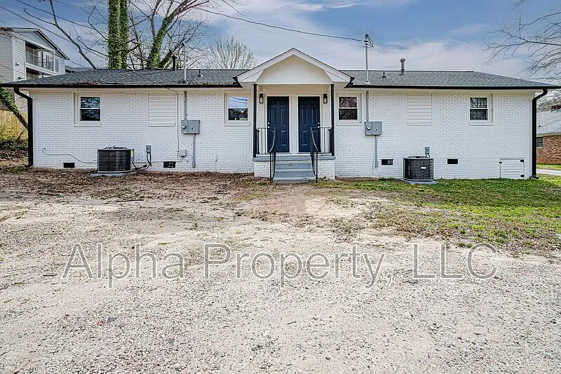 2 bed, 1.0 bath, 775 sqft, $999 — Photo 2