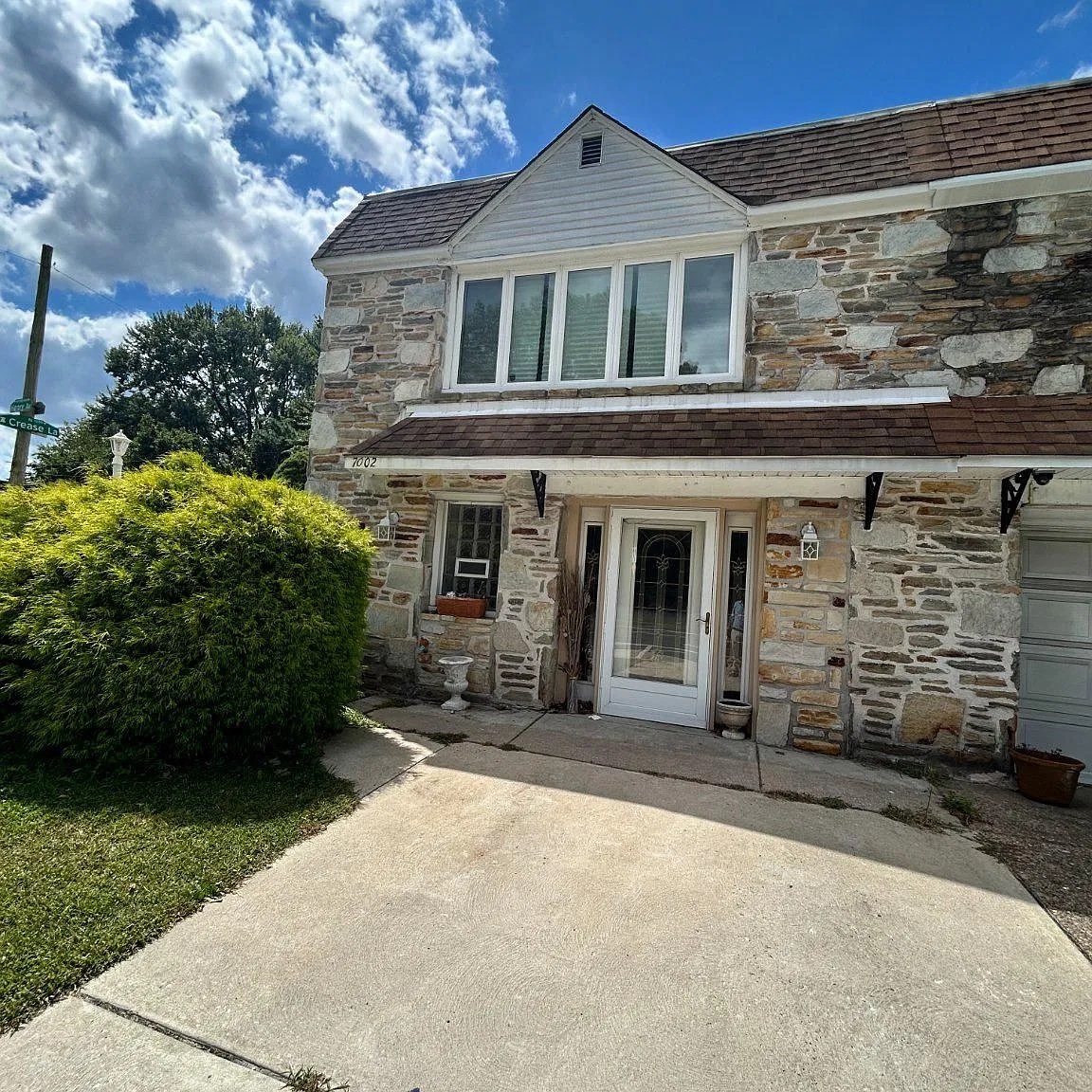 5 bed, 2.0 bath, 2220 sqft, $2,700 — Photo 1