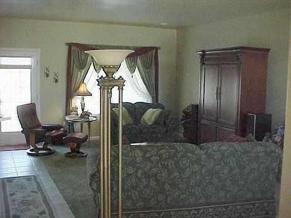 3rd image of 512 SE Mockingbird Dr