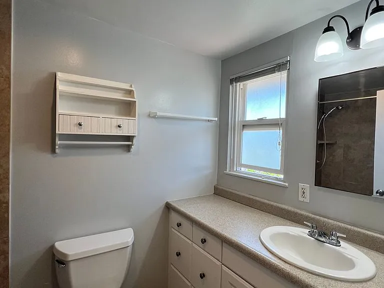 1552 Elm Ave ( F ) — Photo 13