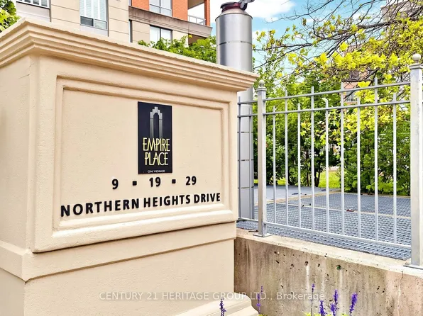 9 Northern Heights Dr #707, Richmond Hill, ON L4B 4M5