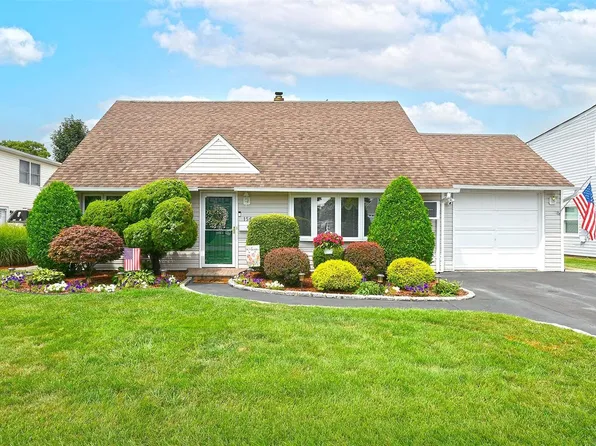 156 Southberry Lane, Levittown, NY 11756